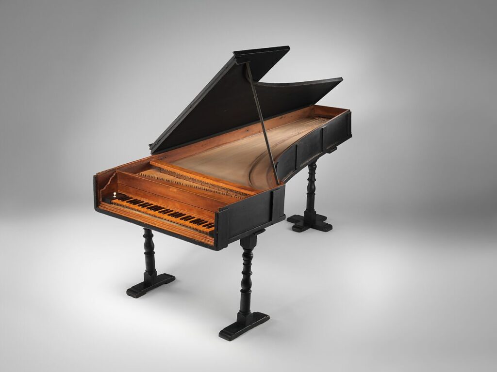 Historischer Hammerflügel von Bartolomeo Cristofori aus dem Jahr 1720 mit geöffneter Decke und sichtbarer Klaviatur.
